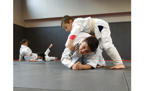 Maintien des cours pour les moins de 18 ans